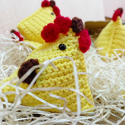 gallina a crochet en algodón color amarillo