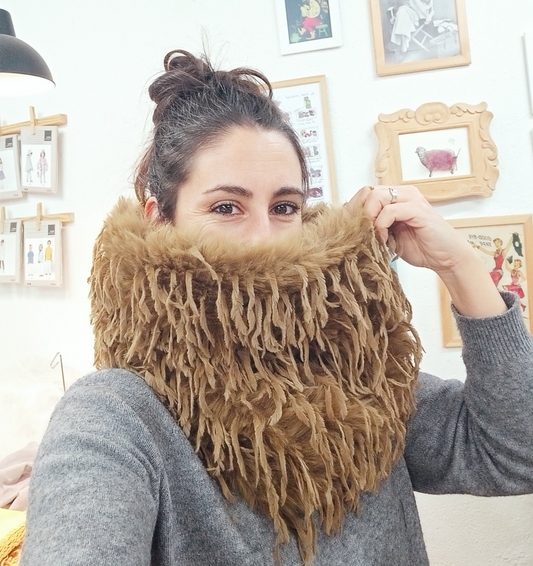 Coll extrem pèl ploma marró