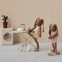 Escoba y recogedor Maileg